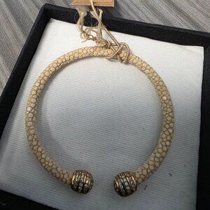 Iman stingray cuff in Taupe